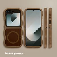 Selencia Wavy Backcover met MagSafe Samsung Galaxy Z Flip 6 - Mocha Brown