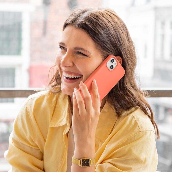 Accezz Liquid Silicone Backcover met MagSafe Apple iPhone 15 - Nectarine