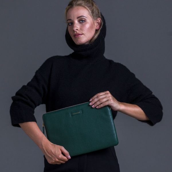 dbramante1928 Paris Sleeve - Laptop hoes 13 inch - Echt leer - MacBook Pro 13 inch / Air 13 inch - Evergreen