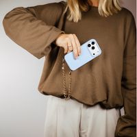 Selencia Rivièra MagSafe Backcover met afneembare haakjes voor de Apple iPhone 16 Pro - Powder Blue + Bold Chain Polskoord - Gold