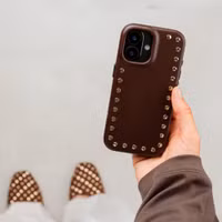 Selencia Studs Backcover met MagSafe Apple iPhone 17 - Cacao Crush