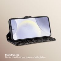 Selencia Sabi Bookcase met Panterprint Samsung Galaxy S24 / S25 - Midnight Black