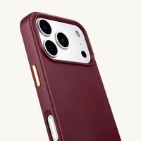 Selencia Rivièra MagSafe Backcover met afneembare haakjes Apple iPhone 17 Pro - Bold Burgundy