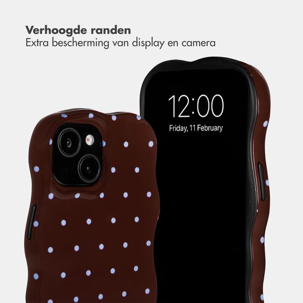 Selencia Vivid Wavy Backcover met MagSafe Apple iPhone 15 - Happy Dots Chocolate