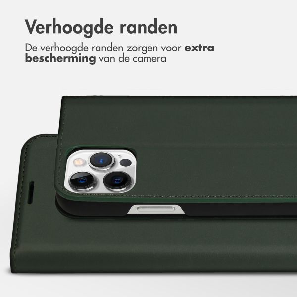 Accezz Premium Leather Slim Bookcase iPhone 12 (Pro) - Groen